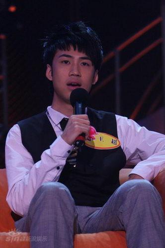 图文:我型我秀现场--王超演唱原创歌曲《上海云很