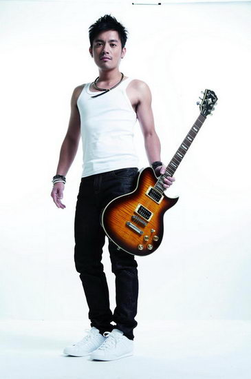 范逸臣勤练胸肌 备战年底演唱会(组图)