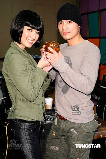 组图田中千绘贴心送金猪范逸臣被假发吓一跳