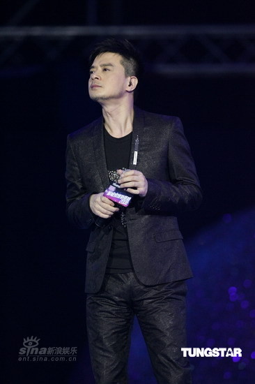图文黄耀明时尚西装登台演唱