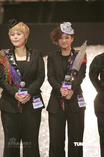 领取劲爆组合奖的at17造型别致