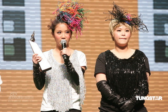 图文at17获叱咤乐坛组合奖银奖