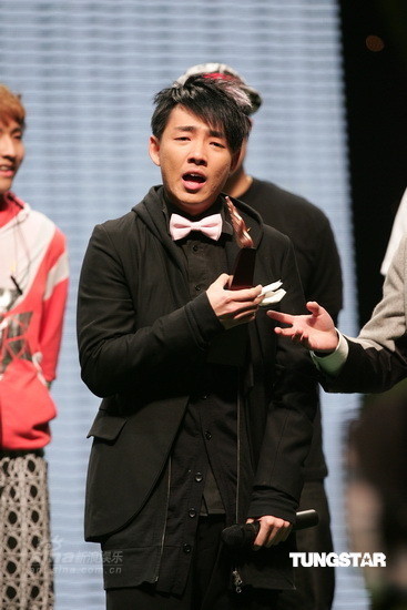 图文:徐浩获生力军男歌手铜奖--喘口气