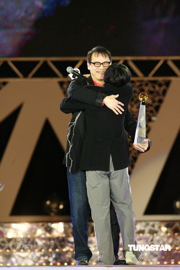 组图张学友带头向林夕致敬罗大佑颁奖送拥抱