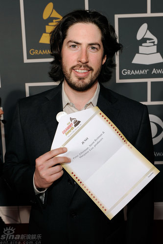 图文格莱美红毯导演杰森瑞特曼帅气亮相