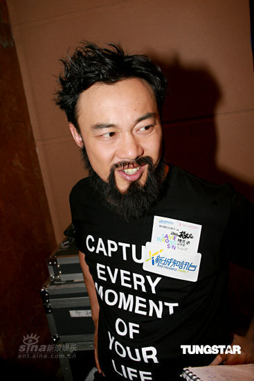 玩得开心新浪娱乐讯 陈奕迅日前在香港举办了一场小型演唱会,以大胡子