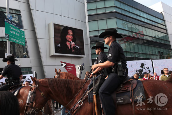 組圖騎警現身斯臺普斯中心外為傑克遜護駕