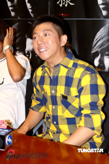图文:羽泉发行新专辑-胡海泉惊喜表情