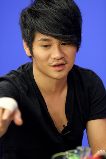 图文:曹格聊09新专辑-曹格称不开心就喝咖啡