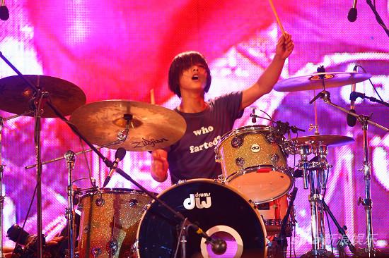图文:张北音乐节二日演出--joyside鼓手关铮