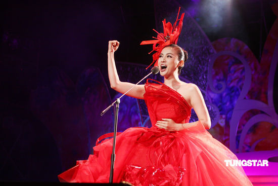 图文陈思思台湾演唱会华服献唱