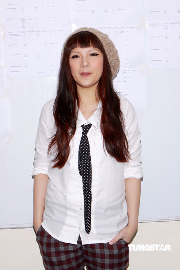 图文:众星参加节目录影-卫兰中性造型