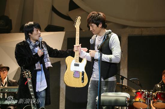 图文满江新专辑首唱会送吉他