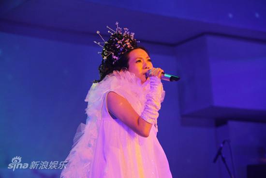 万芳深情献唱新浪娱乐讯 近日,万芳亚洲巡回演唱会台北最终场热闹开唱