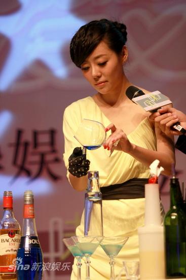 04年"超女"冠军安又琪在北京九朝会举行签约仪式,正式加盟乐华娱乐