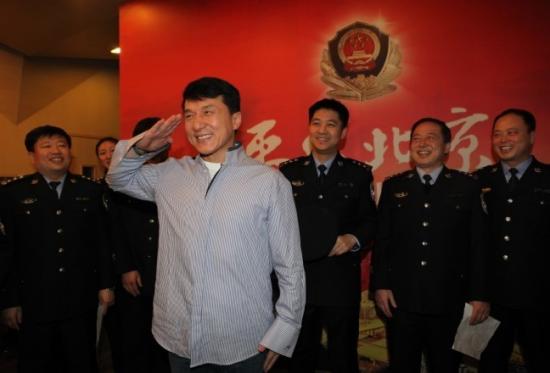 《平安北京》,当天成龙身穿警服上阵笑言自己终于有机会一圆"警察梦"