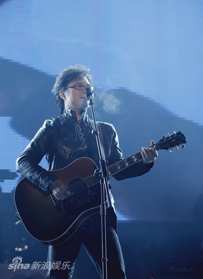 11月5日晚,信仰2011汪峰(微博)全国巡回演唱会鄂尔多斯站在铁西全民