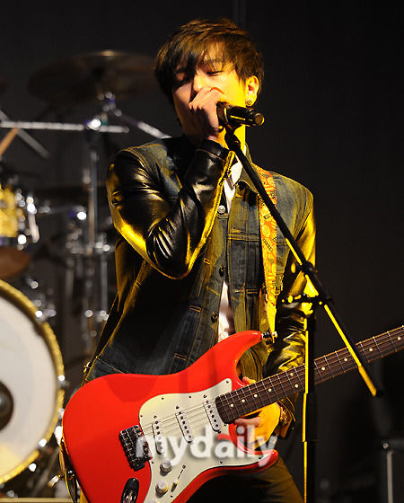 图文cnblue新专辑发布会郑容和侧脸