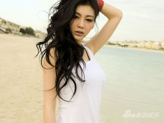 《非诚勿扰》的女星miumiu巩新亮(微博)于近日首发了个人全新单曲《放