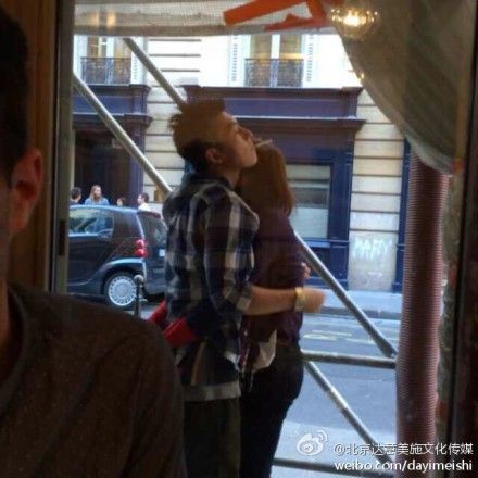 陈冠希与女友在巴黎的恩爱模样也被不少网友拍到