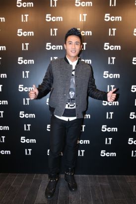 品牌特意邀请香港首席纹身师gabe shum(沈龙威)为5位5cm品牌支持者