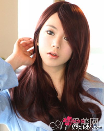 韩式侧分发韩国美女最擅长用简单的发型来塑造小清新的气质,看还是偏