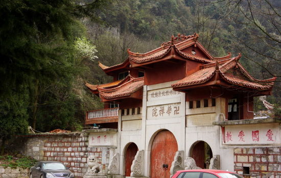 万华禅院万华禅院位于贵州省平坝县境内的高峰山上