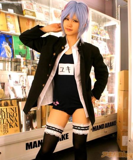 日本动漫店招揽顾客有绝招 店员泳装cos吸引眼球