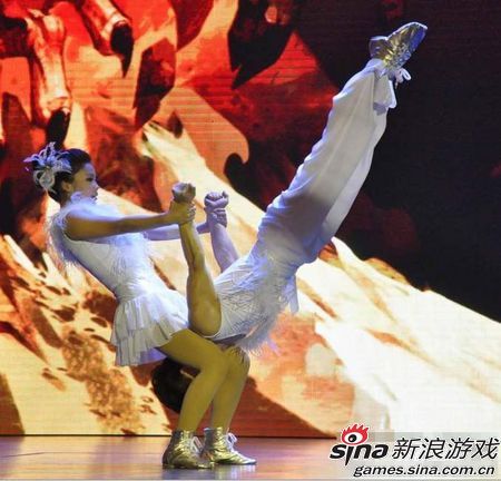 宅男乱入妹子双腿夹头chinajoy现场囧图拾遗