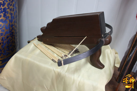 此暗器可放入20支箭,一次发射两只,可连发并可藏于袖中,不得不佩服