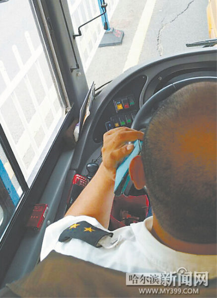 公交车司机秀"神技" 右手开车左手玩游戏