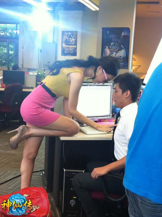 刚小希秀性感吕瑶探班神仙传微电视剧花絮