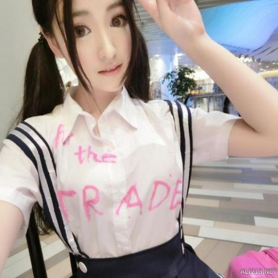 魔兽上映期间,女神沈梦瑶大胆的在衣服上写着"为了部落"英文字母 进