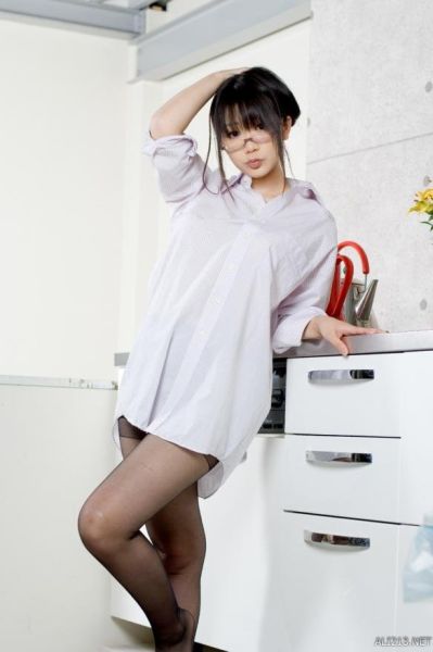 每日福利送不停 大衬衫搭配黑丝的妹子真是夏日绝配