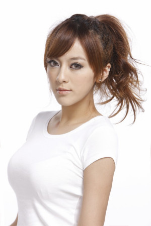 姚遥的星相从她11岁时就展现了出来,在2000年3月-8月在福建东南电视台