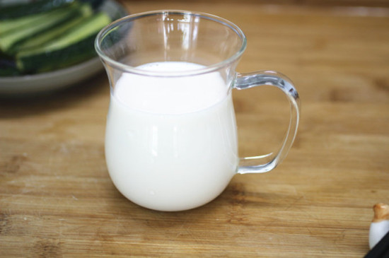 在家喝牛奶真实图片图片