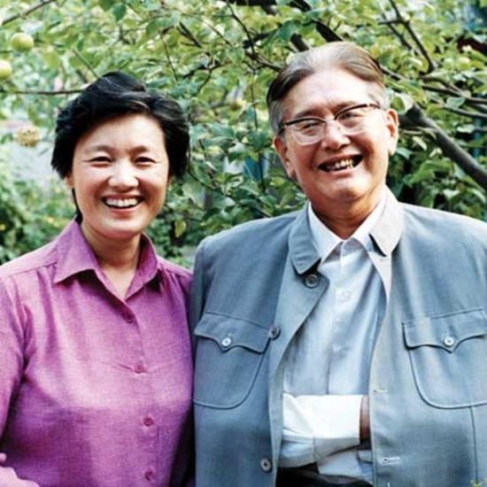 洪晃忆母亲章含之:她太把男人当回事_历史频道_新浪网
