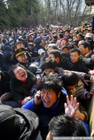 排队者被人群挤得失声大叫