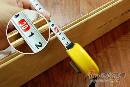 科罗拉多山核桃的厚度为12mm,完全达标,表层厚度也达到1.2mm