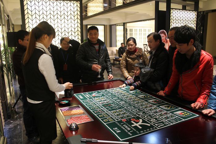 客户在玩游戏"赌大小"