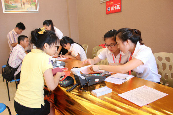 当日热销90%,图为已下定的客户交款