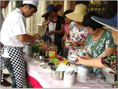 新闻 楼市新闻 活动 正文 刨冰diy制作区里草莓,凤梨,蓝莓,苹果等