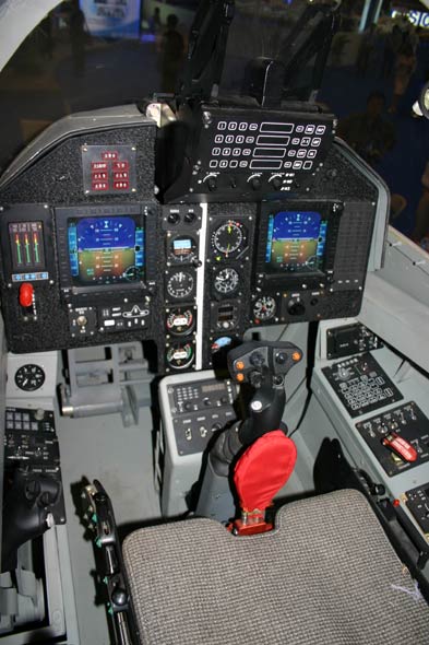 图文l15高教机前飞行员驾驶舱特写
