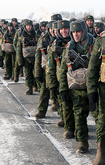 资料图:俄罗斯空降兵全副武装准备实施作战训练.