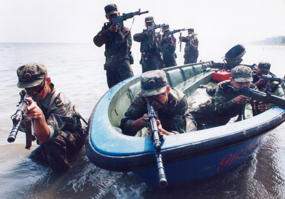 济南军区演习冲锋舟剧烈颠簸部分军人眩晕呕吐