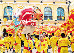 当日是农历大年初一,澳门举行金龙巡游庆新春活动,舞龙队舞起一条长