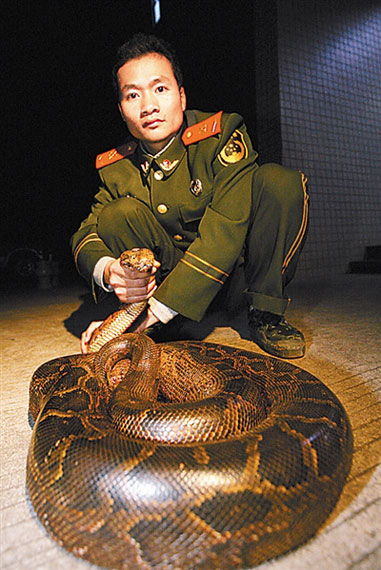 武警2位哨兵冒险成功解救遭蟒蛇缠身老伯