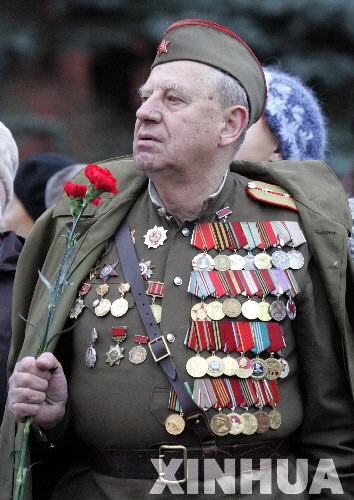 苏联老兵卖勋章图片