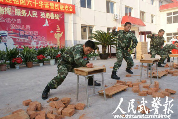 河北武警中队士兵均练就铁掌钉钢钉等7种硬功