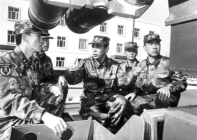 新疆军区某炮兵旅请来导弹学院专家为战士讲解操作要领图